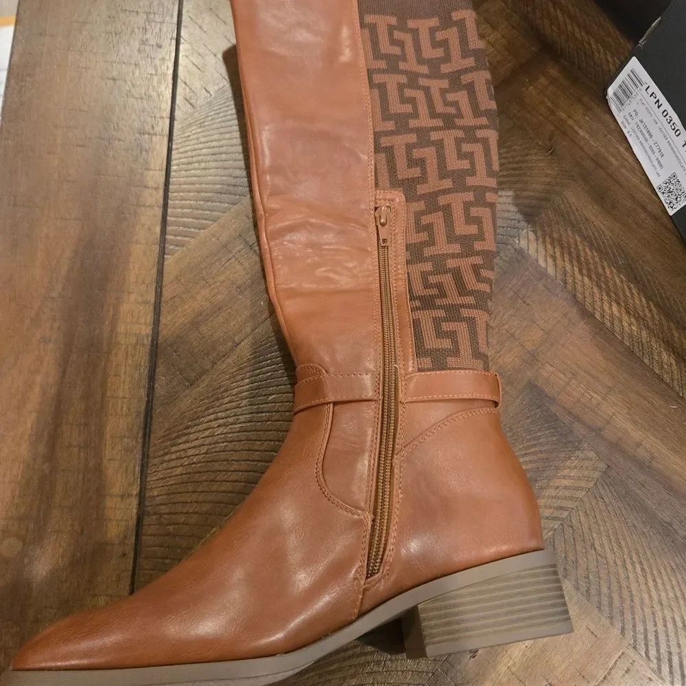 New In Box Stylish Brown Boots 8.5 perfect condition - excellent Christmas gift!